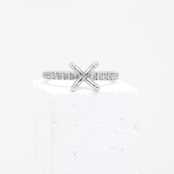 14KW .35 CTW G/VS2 8MM CENTER