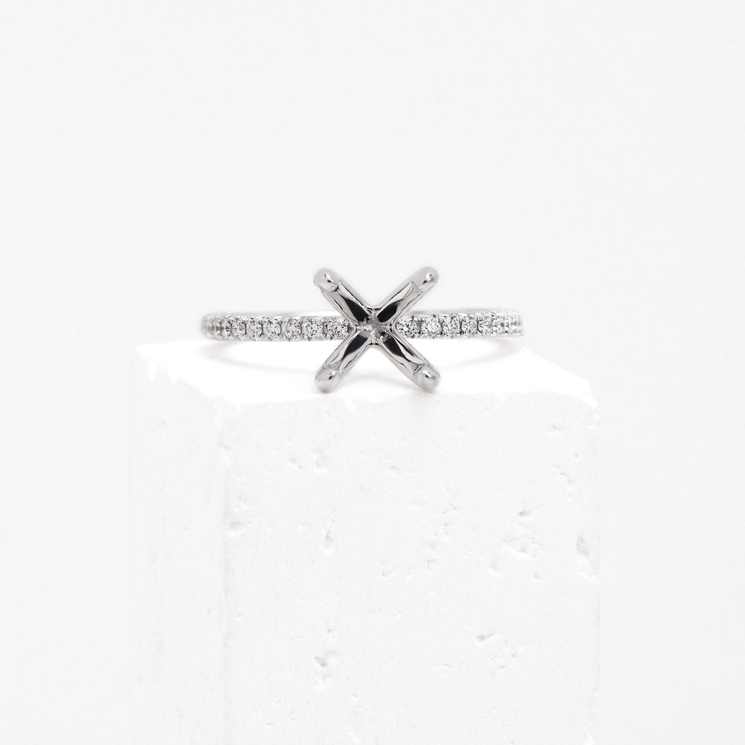 14KW .20ctw G/VS2 8mm Center D