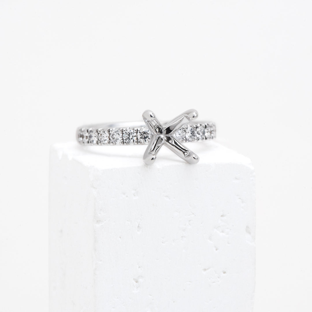 14KW .50 CTW G/VS2 8MM CENTER