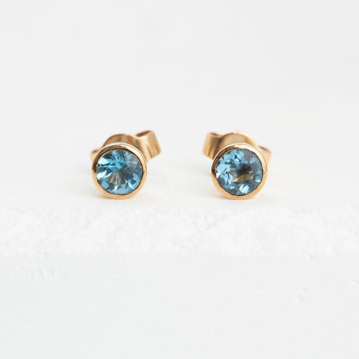 14KY 2ctw Sky Blue Topaz Bezel