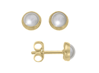 The perfect way to "button" up your accessories. Mirroring pearl sweater buttons of generations past, the Button earrings offers a timeless style for any setting or event.